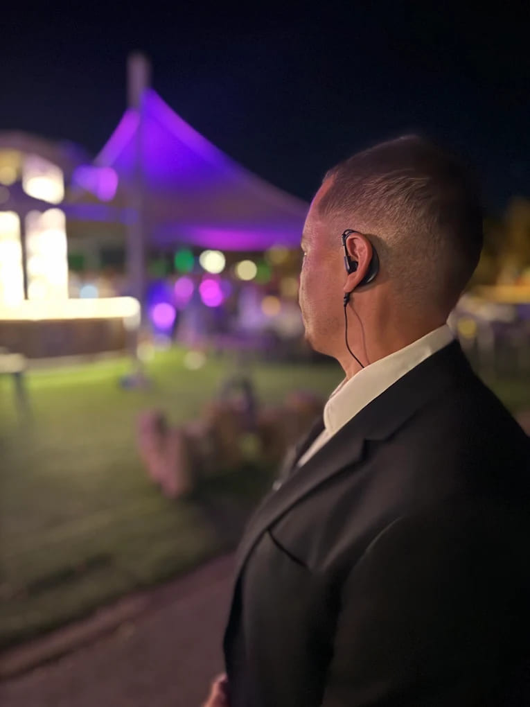 Garde du corps accompagnant un VIP