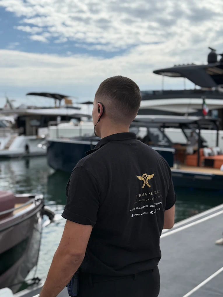 Agent de sécurité surveillant les lieux